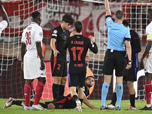 Duh Barcelona, Hobi Betul Kena Kartu Merah