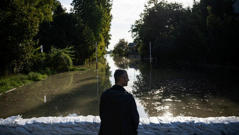 A drone view shows flooded houses in Pilismarot Hungary, September 19, 2024. REUTERS/Fedja Grulovic