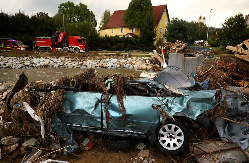 EUROPE-WEATHER/CENTRALEUROPE-FLOODS-HUNGARY A drone view shows flooded houses in Pilismarot Hungary, September 19, 2024. REUTERS/Fedja Grulovic