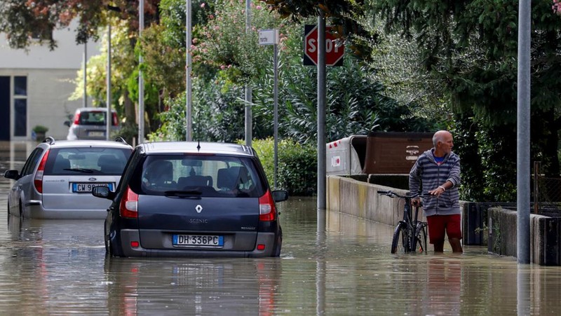 A drone view shows flooded houses in Pilismarot Hungary, September 19, 2024. REUTERS/Fedja Grulovic