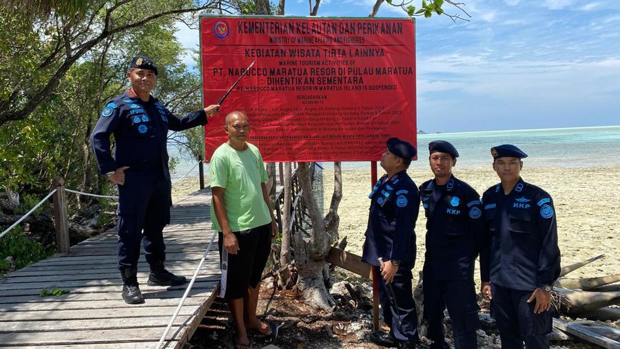 Kementerian Kelautan dan Perikanan (KKP) melakukan penyegelan terhadap dua resort di Pulau Maratua Kabupaten Berau, Kalimantan Timur yang diketahui kegiatan operasional perusahaan itu karena ada indikasi perusahaan memanfaatkan pulau-pulau kecil tanpa memiliki dokumen perizinan. (Dok: Humas Ditjen PSDKP)