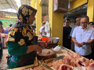Kunjungi Pasar Soponyono Surabaya, Zulhas Pastikan Harga Bahan Pokok Aman
