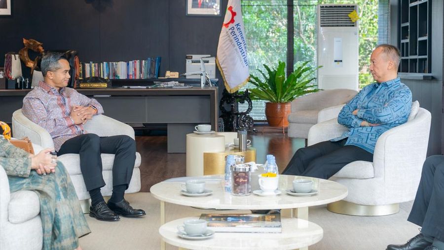 Menteri Perindustrian Agus Gumiwang Kartasasmita (kanan) menerima Ketua Kamar Dagang dan Industri (Kadin) Indonesia Periode 2024-2029 Anindya Bakrie dan jajarannya di Kementerian Perindustrian, 19 September 2024. (Dok: Kemenperin)