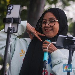 Kreatif! Potret Pengamen Cari Cuan Pakai Live Streaming Media Sosial