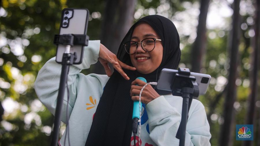 Pengamen Live Streaming di Era Digital. (վ/Faisal Rahman)