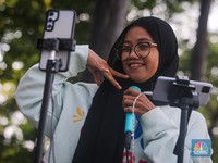 Kreatif! Potret Pengamen Cari Cuan Pakai Live Streaming Media Sosial