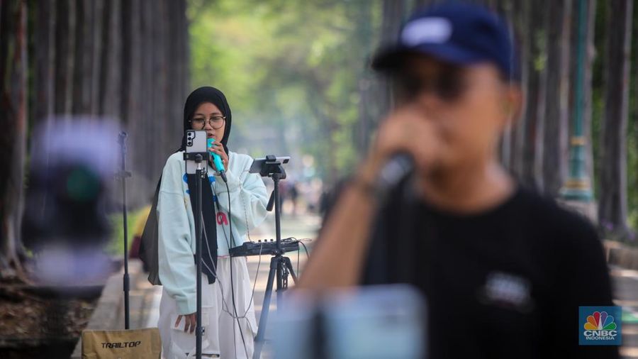 Pengamen Live Streaming di Era Digital. (վ/Faisal Rahman)