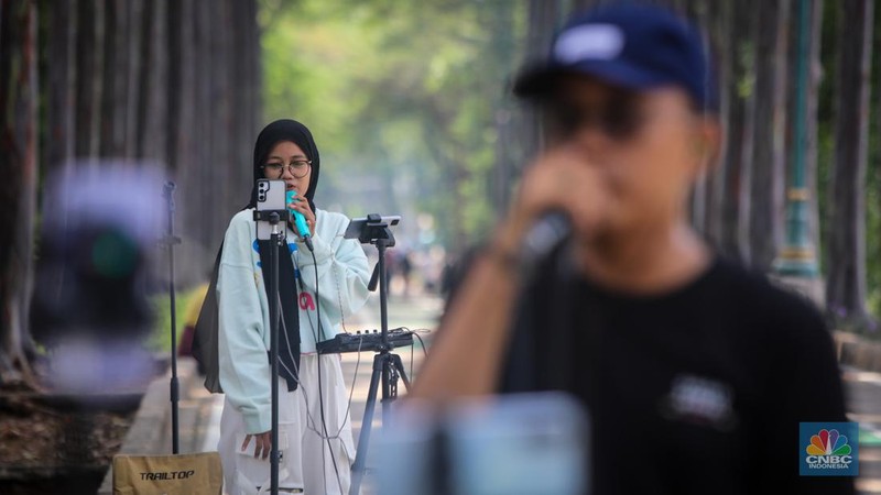 Pengamen Live Streaming di Era Digital. (CNBC Indonesia/Faisal Rahman)