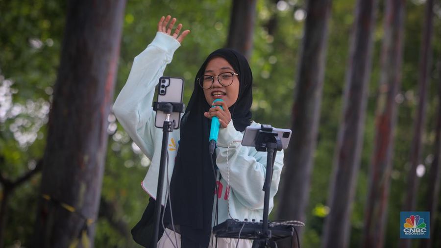 Pengamen Live Streaming di Era Digital. (վ/Faisal Rahman)