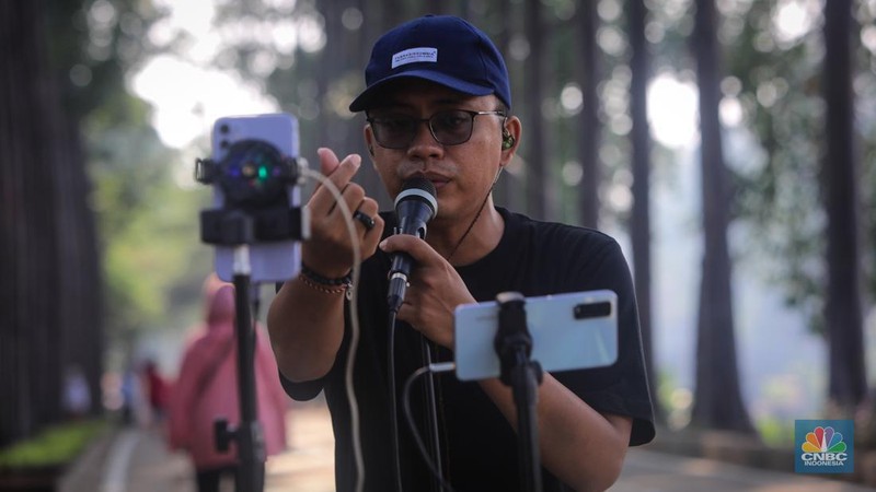 Pengamen Live Streaming di Era Digital. (CNBC Indonesia/Faisal Rahman)