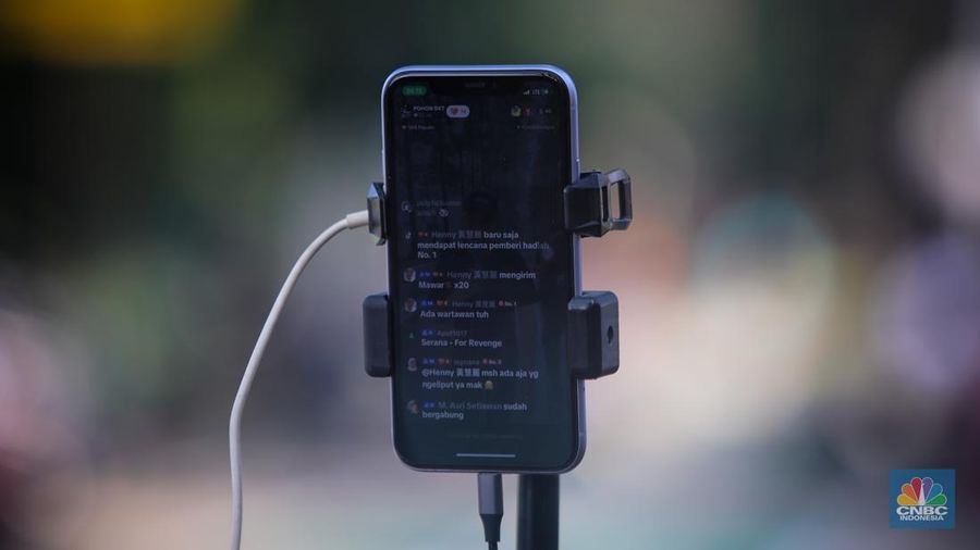Pengamen Live Streaming di Era Digital. (վ/Faisal Rahman)
