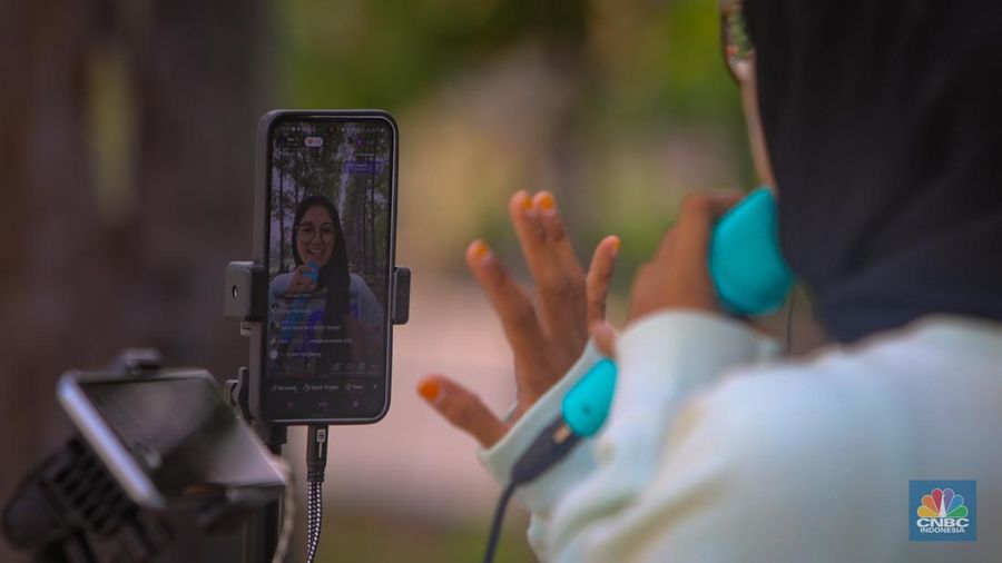 Pengamen Live Streaming di Era Digital. (վ/Faisal Rahman)