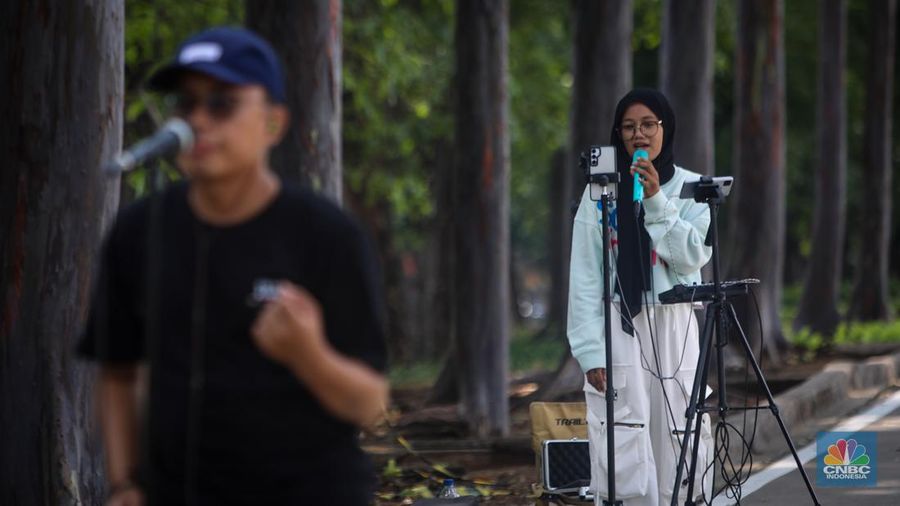 Pengamen Live Streaming di Era Digital. (վ/Faisal Rahman)