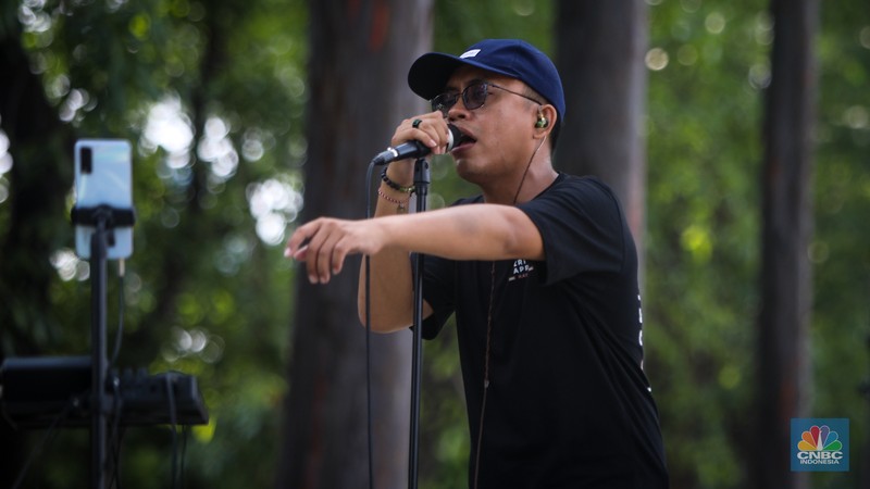 Pengamen Live Streaming di Era Digital. (վ/Faisal Rahman)