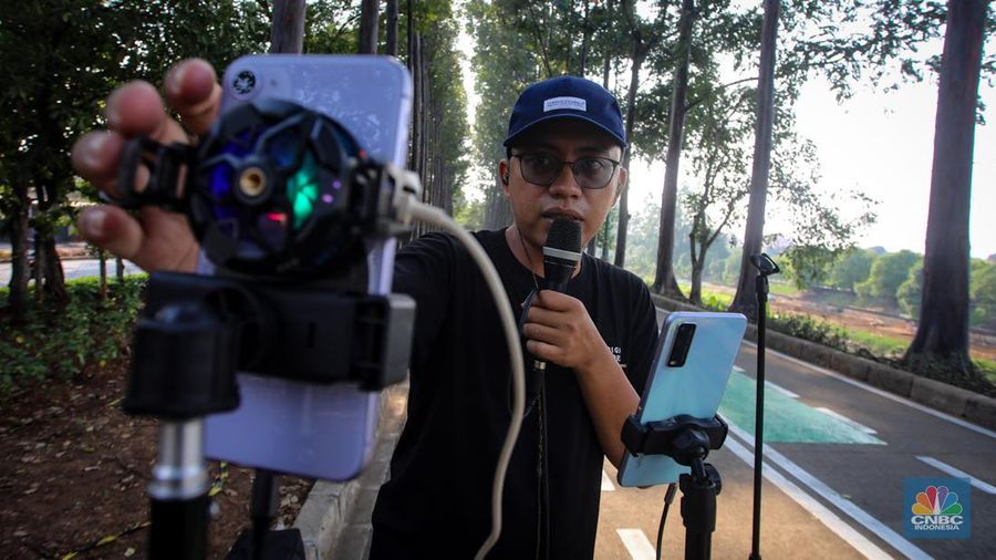 Pengamen Live Streaming di Era Digital. (վ/Faisal Rahman)