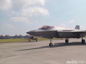 Aksi Pesawat Tempur Siluman Australia Menari di Langit Bali