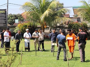 Polisi Rekonstruksi Pembunuhan Selingkuhan Istri di Kolam Air Panas Kintamani