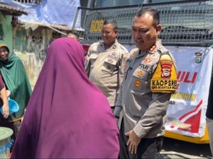 Polres Pelabuhan Makassar Bagikan Air Bersih ke Warga Terdampak Kekeringan