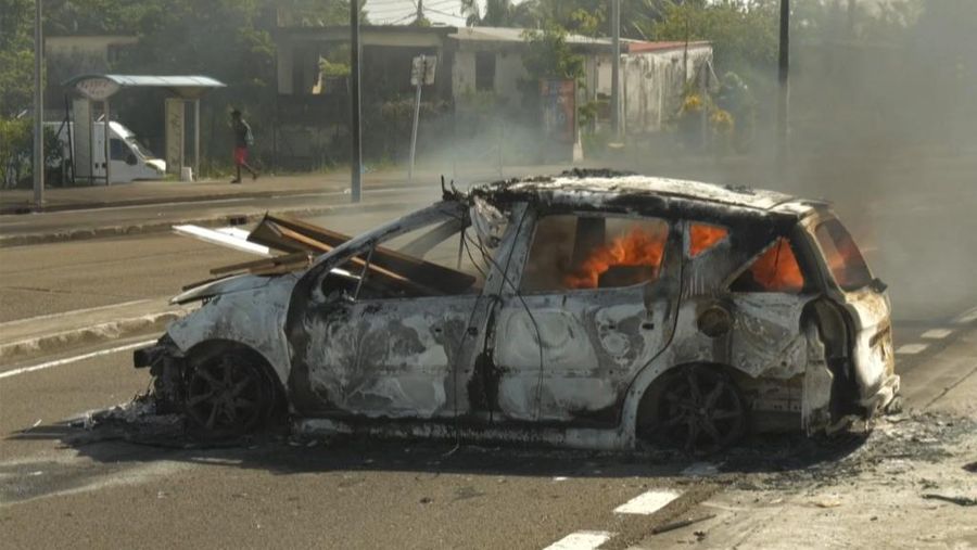 Protes keras meletus di Martinique akibat tingginya biaya hidup, 14 orang terluka. (AFP/THOMAS THURAR)