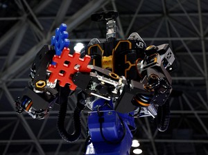 Wujud Robot Pekerja Raksasa Jepang yang Bisa Perbaiki Kabel Kereta