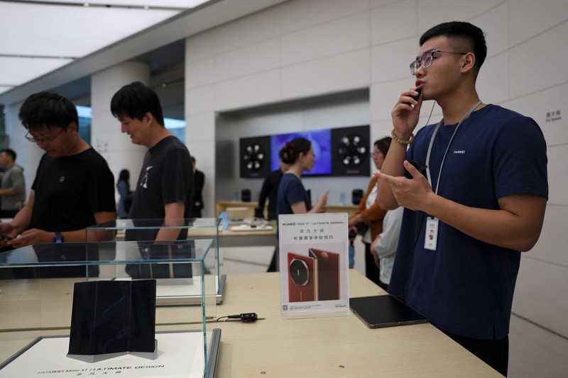 Orang-orang mengantre untuk melihat ponsel utama Huawei pintar lipat tiga Huawei Mate XT mulai dijual di Beijing, Tiongkok, 20 September 2024. (REUTERS/Wang Jiawei) Orang-orang mengantre untuk melihat ponsel utama Huawei pintar lipat tiga Huawei Mate XT mulai dijual di Beijing, Tiongkok, 20 September 2024. (REUTERS/Wang Jiawei)