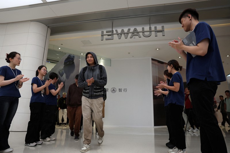Orang-orang mengantre untuk melihat ponsel utama Huawei pintar lipat tiga Huawei Mate XT mulai dijual di Beijing, Tiongkok, 20 September 2024. (REUTERS/Wang Jiawei) Orang-orang mengantre untuk melihat ponsel utama Huawei pintar lipat tiga Huawei Mate XT mulai dijual di Beijing, Tiongkok, 20 September 2024. (REUTERS/Wang Jiawei)