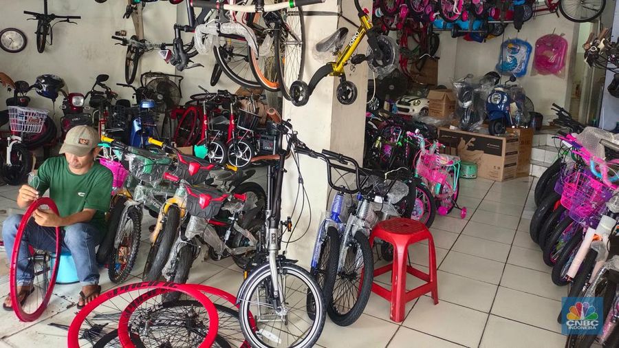 Sepeda fixie yang dijual pedagang sepeda di kawasan Pasar Rumput, Jakarta Selatan, Jumat (20/9/2024). (CNBC Indonesia/Martya Sari)