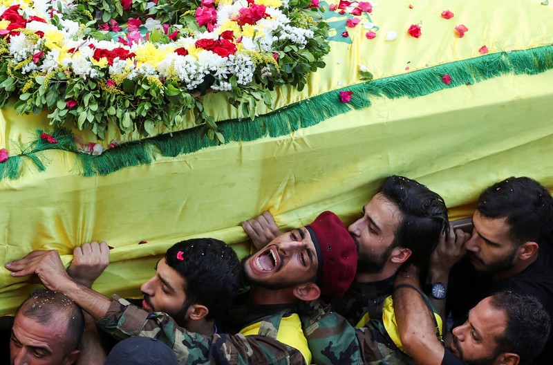 Suasana setelah ledakan pager di Lebanon yang menewaskan sedikitnya 12 orang termasuk anak-anak. Prosesi pemakaman korban diiringi ribuan warga. (AP Photo/Hussein Malla)