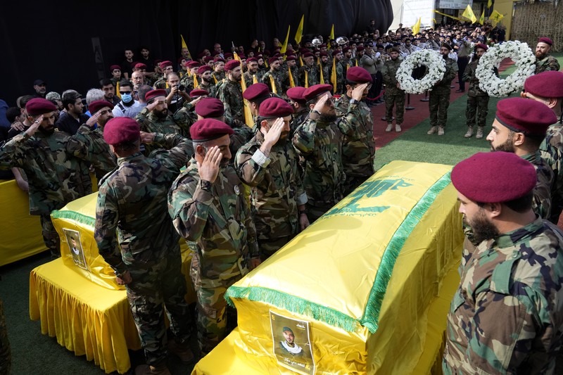 Suasana setelah ledakan pager di Lebanon yang menewaskan sedikitnya 12 orang termasuk anak-anak. Prosesi pemakaman korban diiringi ribuan warga. (AP Photo/Hussein Malla) Suasana setelah ledakan pager di Lebanon yang menewaskan sedikitnya 12 orang termasuk anak-anak. Prosesi pemakaman korban diiringi ribuan warga. (AP Photo/Hussein Malla)