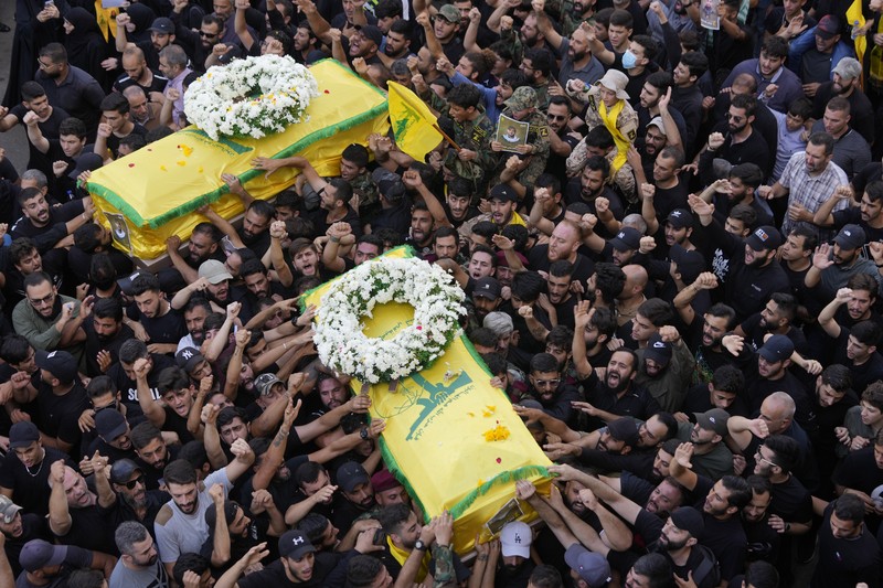 Suasana setelah ledakan pager di Lebanon yang menewaskan sedikitnya 12 orang termasuk anak-anak. Prosesi pemakaman korban diiringi ribuan warga. (AP Photo/Hussein Malla) Suasana setelah ledakan pager di Lebanon yang menewaskan sedikitnya 12 orang termasuk anak-anak. Prosesi pemakaman korban diiringi ribuan warga. (AP Photo/Hussein Malla)