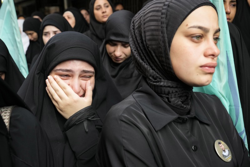 Suasana setelah ledakan pager di Lebanon yang menewaskan sedikitnya 12 orang termasuk anak-anak. Prosesi pemakaman korban diiringi ribuan warga. (AP Photo/Hussein Malla) Suasana setelah ledakan pager di Lebanon yang menewaskan sedikitnya 12 orang termasuk anak-anak. Prosesi pemakaman korban diiringi ribuan warga. (AP Photo/Hussein Malla)