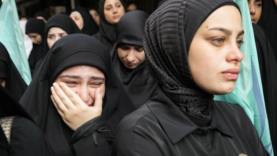Suasana setelah ledakan pager di Lebanon yang menewaskan sedikitnya 12 orang termasuk anak-anak. Prosesi pemakaman korban diiringi ribuan warga. (AP Photo/Hussein Malla)