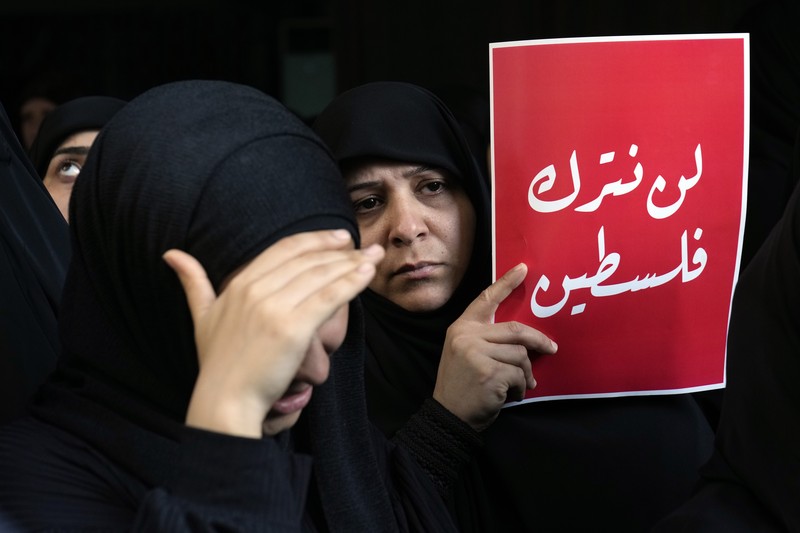 Suasana setelah ledakan pager di Lebanon yang menewaskan sedikitnya 12 orang termasuk anak-anak. Prosesi pemakaman korban diiringi ribuan warga. (AP Photo/Hussein Malla)