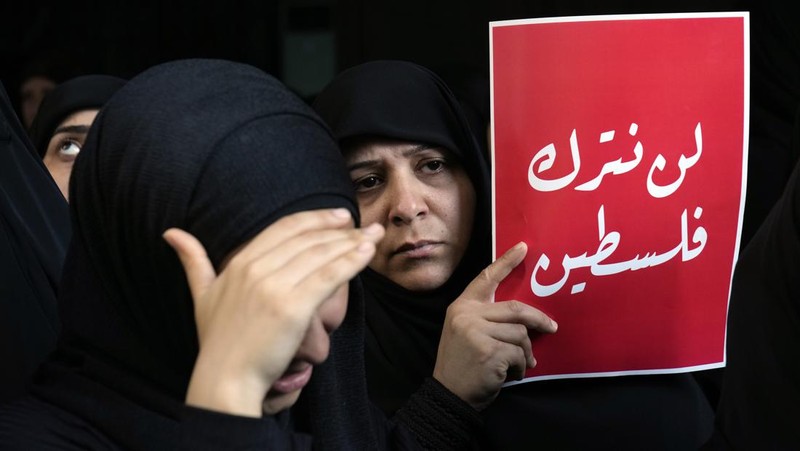 Suasana setelah ledakan pager di Lebanon yang menewaskan sedikitnya 12 orang termasuk anak-anak. Prosesi pemakaman korban diiringi ribuan warga. (AP Photo/Hussein Malla)