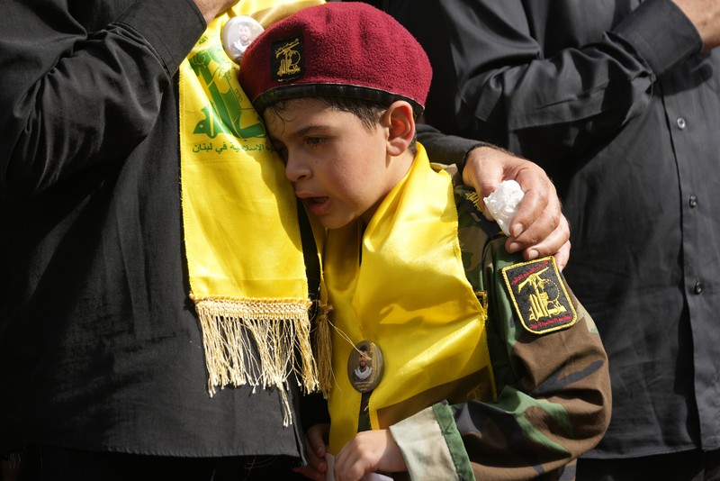 Suasana setelah ledakan pager di Lebanon yang menewaskan sedikitnya 12 orang termasuk anak-anak. Prosesi pemakaman korban diiringi ribuan warga. (AP Photo/Hussein Malla) Suasana setelah ledakan pager di Lebanon yang menewaskan sedikitnya 12 orang termasuk anak-anak. Prosesi pemakaman korban diiringi ribuan warga. (AP Photo/Hussein Malla)