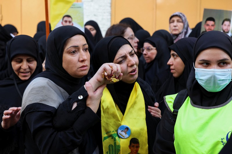 Suasana setelah ledakan pager di Lebanon yang menewaskan sedikitnya 12 orang termasuk anak-anak. Prosesi pemakaman korban diiringi ribuan warga. (AP Photo/Hussein Malla) Suasana setelah ledakan pager di Lebanon yang menewaskan sedikitnya 12 orang termasuk anak-anak. Prosesi pemakaman korban diiringi ribuan warga. (AP Photo/Hussein Malla)