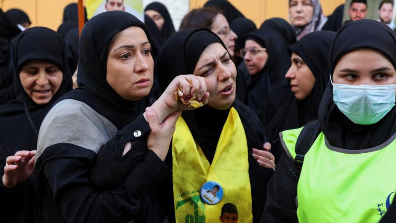 Suasana setelah ledakan pager di Lebanon yang menewaskan sedikitnya 12 orang termasuk anak-anak. Prosesi pemakaman korban diiringi ribuan warga. (AP Photo/Hussein Malla)