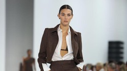 Pacar Eksis di Milan Fashion Week, Leonardo DiCaprio Setia Mendukung