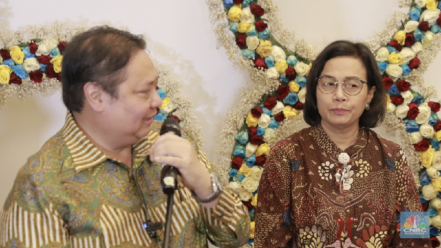 Airlangga Hartarto dan Sri Mulyani saat bertemu di acara Dialog Ekonomi HUT ke 58 Kemenko Perekonomian di Gedung Kemenko Perekonomian, Jakarta, Selasa, (27/8/2024). (CNBC Indonesia/Muhammad Sabki)