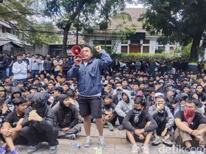 Manajemen Persib dan Bobotoh Perlu Berdialog untuk Redam Konflik