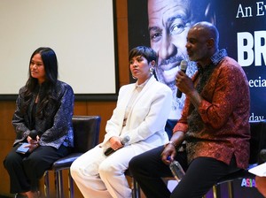 Brian McKnight Pakai Batik, Kagum dengan Budaya Indonesia