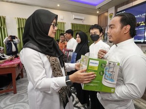 Bupati Banyuwangi Ipuk Berikan Bantuan Alat Usaha untuk Lulusan SMK