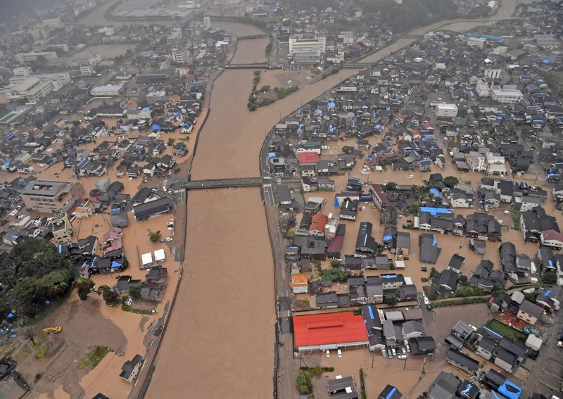 Foto udara menujukkan kendaraan dan rumah yang terendam akibat hujan deras di kota Wajima, Prefektur Ishikawa, Jepang, Minggu (21/9/2024). (via REUTERS/KYODO)