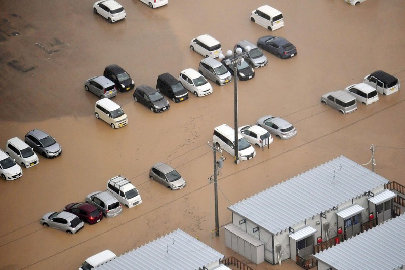 Foto udara menujukkan kendaraan dan rumah yang terendam akibat hujan deras di kota Wajima, Prefektur Ishikawa, Jepang, Minggu (21/9/2024). (via REUTERS/KYODO)