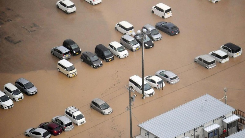 Foto udara menujukkan kendaraan dan rumah yang terendam akibat hujan deras di kota Wajima, Prefektur Ishikawa, Jepang, Minggu (21/9/2024). (via REUTERS/KYODO)