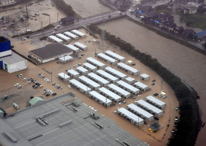 Foto udara menujukkan kendaraan dan rumah yang terendam akibat hujan deras di kota Wajima, Prefektur Ishikawa, Jepang, Minggu (21/9/2024). (via REUTERS/KYODO)
