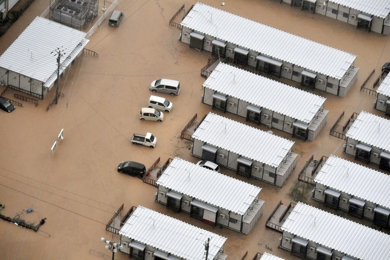 Foto udara menujukkan kendaraan dan rumah yang terendam akibat hujan deras di kota Wajima, Prefektur Ishikawa, Jepang, Minggu (21/9/2024). (via REUTERS/KYODO)