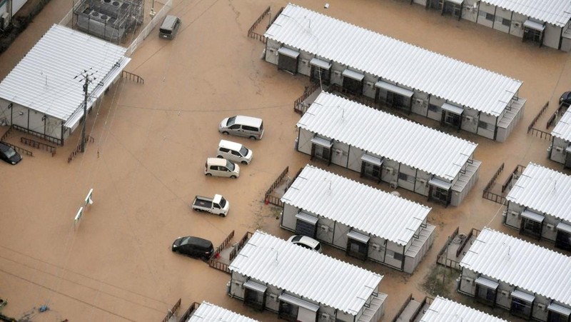 Foto udara menujukkan kendaraan dan rumah yang terendam akibat hujan deras di kota Wajima, Prefektur Ishikawa, Jepang, Minggu (21/9/2024). (via REUTERS/KYODO)