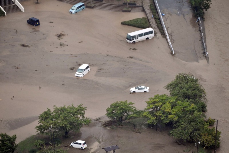 Foto udara menujukkan kendaraan dan rumah yang terendam akibat hujan deras di kota Wajima, Prefektur Ishikawa, Jepang, Minggu (21/9/2024). (via REUTERS/KYODO)
