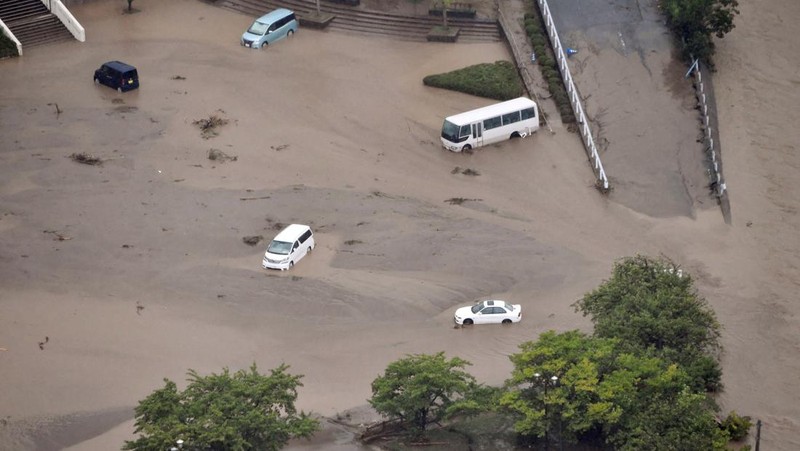 Foto udara menujukkan kendaraan dan rumah yang terendam akibat hujan deras di kota Wajima, Prefektur Ishikawa, Jepang, Minggu (21/9/2024). (via REUTERS/KYODO)